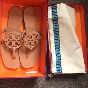 9M TORY BURCH FLIP FLOPS